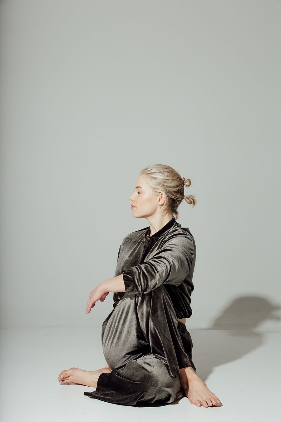 Eveliina Elomaa istuu ulkona